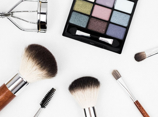 How to Choose the Right Makeup Mirror for You